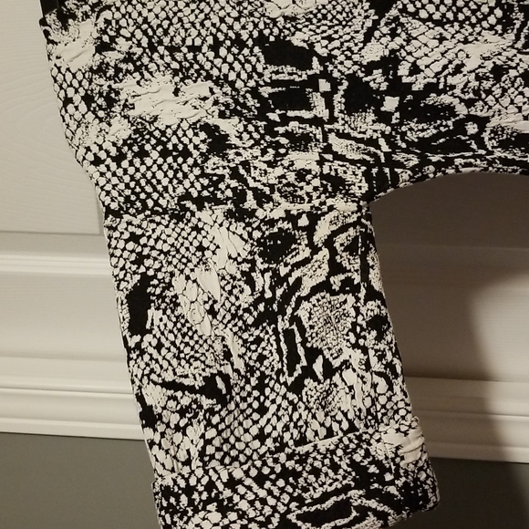 Black and white animal print top - Picture 2 of 4